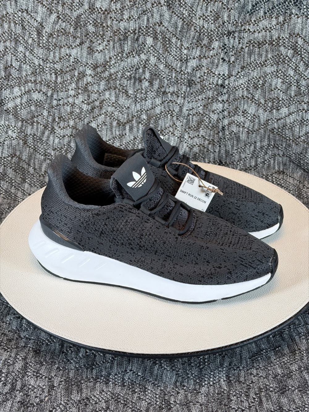 Adidas Originals Kids Swift Run 22 Sneaker shoe size 5